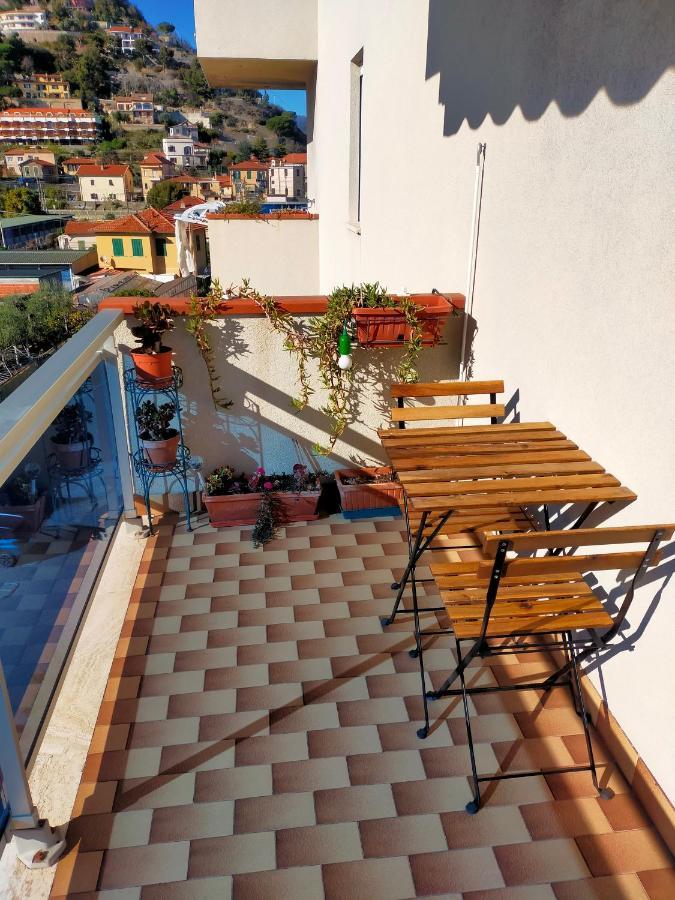 Appartamento Riviera Trilocale Wifi E Parcheggio Privato 벤티밀리아 외부 사진